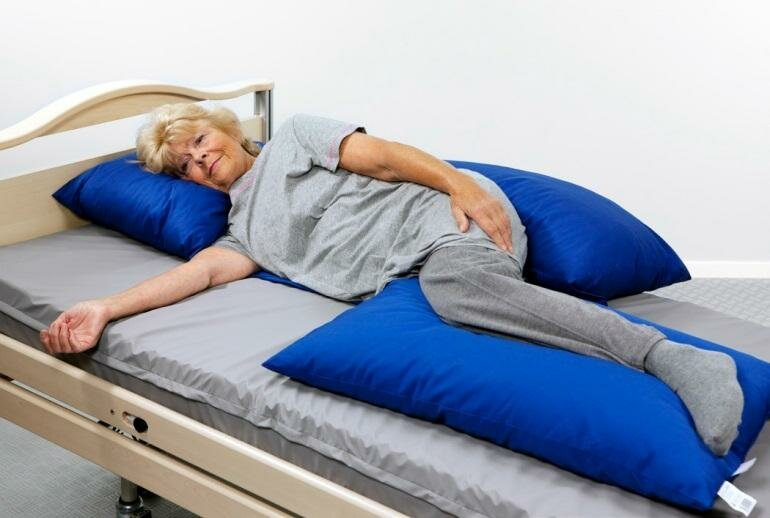 Можно ли спать на боку после операции. Подушка для больных. Подушка для лежачих. Подушка для лежачих людей. Подушка для лежачих пожилых.