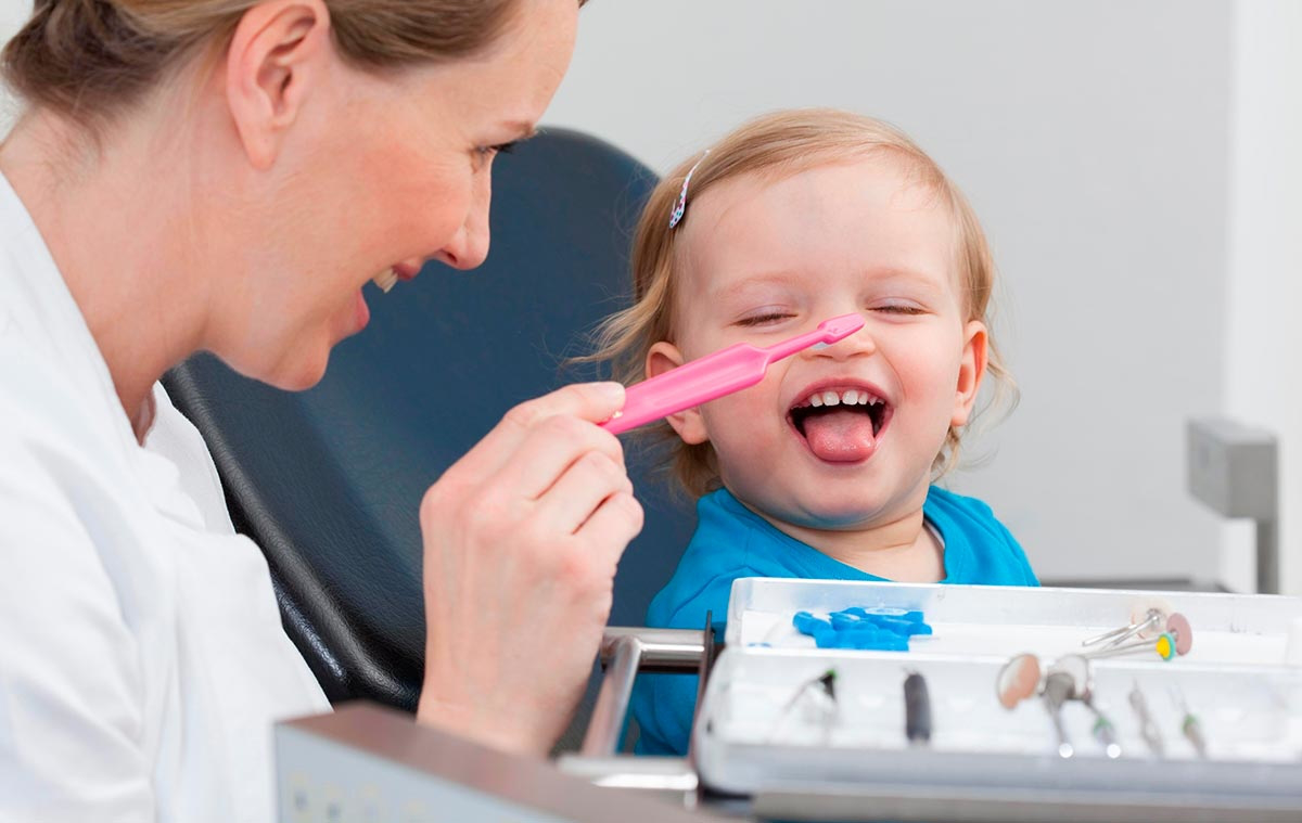 Три стоматолога. Ребенок у стоматолога. Маленький ребенок у стоматолога. Посещение стоматолога детьми. Мама с ребенком у стоматолога.